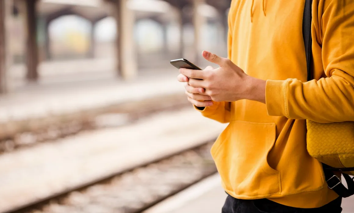 Jesienne podróże po Polsce: bilety, pociągi i autobusy w chłodne miesiące